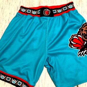 Mitchell & Ness Vancouver Grizzlies Shorts (44)